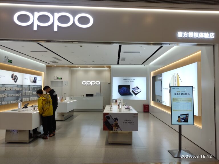 Boutique OPPO présentant des smartphones dans un centre commercial