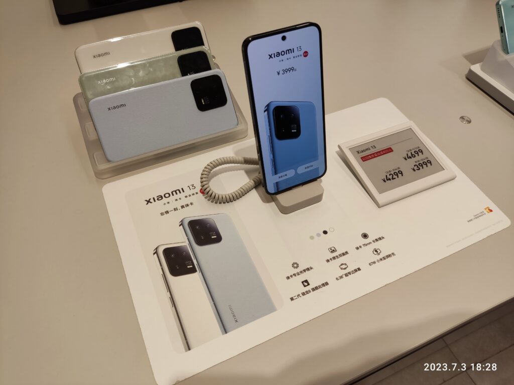 Boutique Xiaomi presentant des smartphones de la marque en vitrine