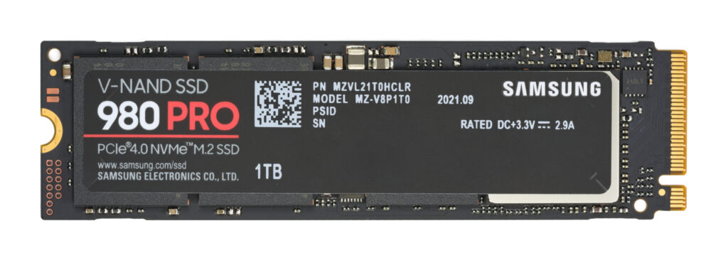 Un SSD NVMe Samsung vu de dessus, illustrant les disques de stockage haute performance