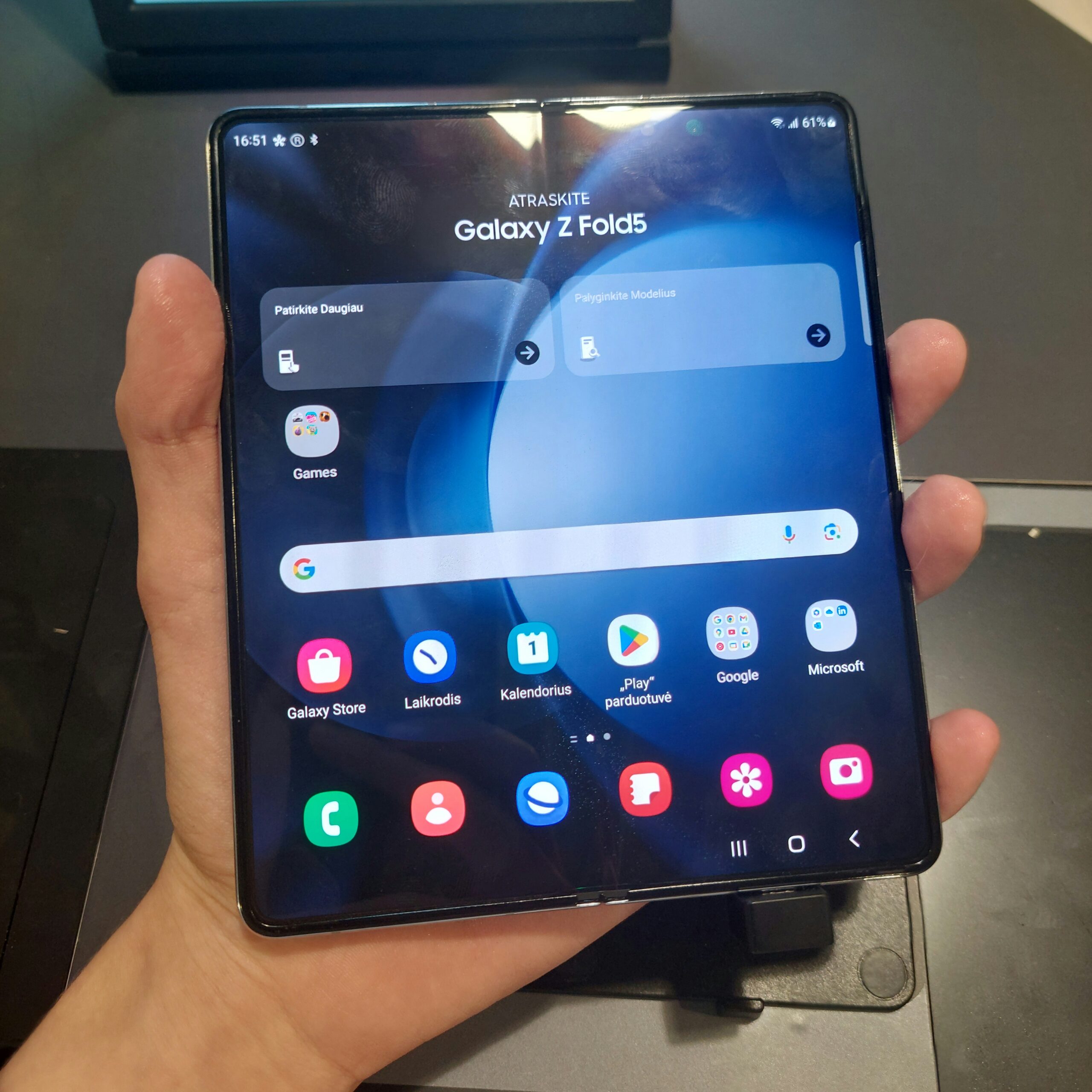 Un smartphone pliable Samsung Galaxy ouvert en position deployee