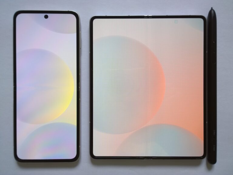 Smartphones pliables Samsung deplies poses cote a cote