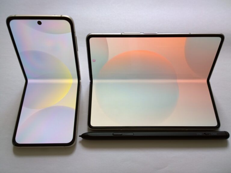 Smartphones pliables Samsung au format clapet poses ouverts