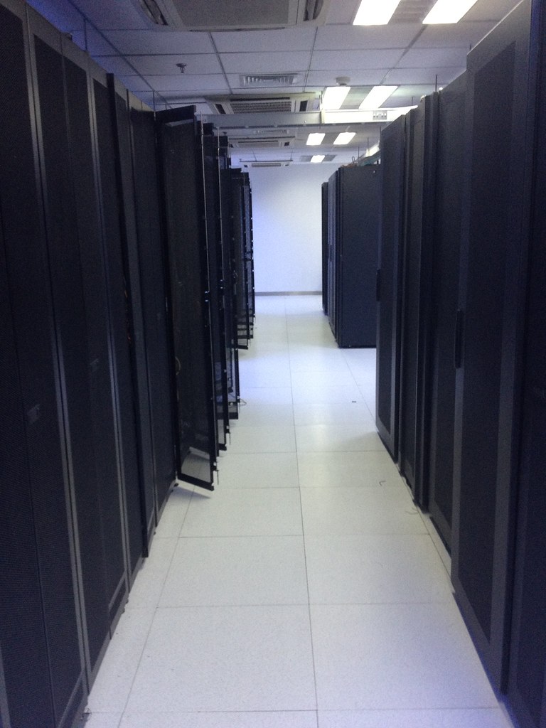 Rangees de serveurs dans un data center, illustration du bail IA de Bitdeer en Norvege