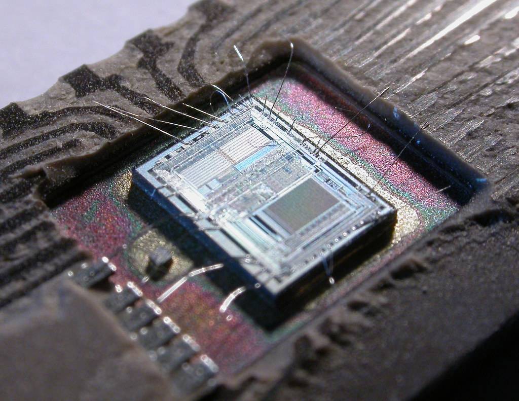 Processeur informatique posé sur une carte mère, illustrant un APU AMD Zen 6