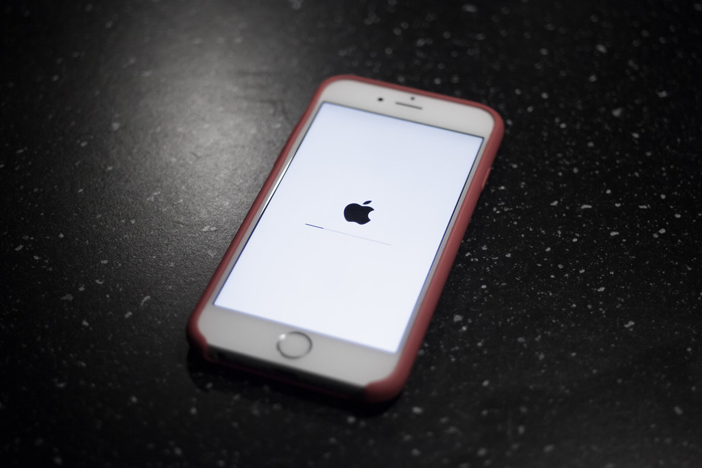 Un iPhone affichant l'écran de mise à jour logicielle iOS