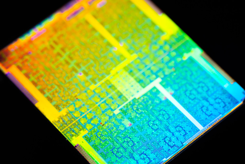 Gros plan d'une puce graphique Nvidia, illustrant l'infrastructure de calcul pour l'intelligence artificielle