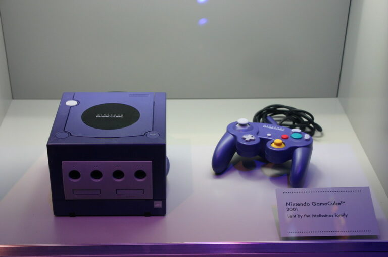 Manette de console de jeu video posee devant un ecran allume