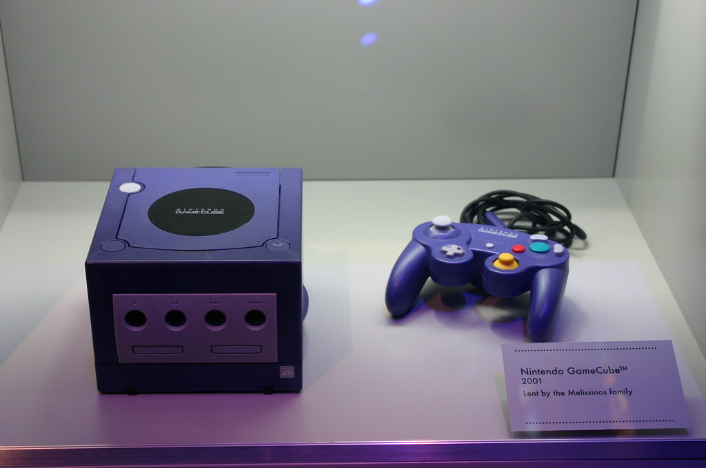 Manette de console de jeu video posee devant un ecran allume