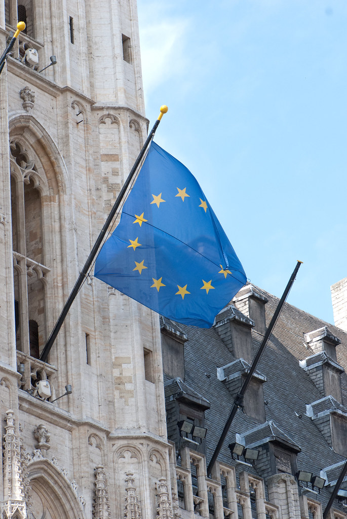 Drapeau de l'Union europeenne symbolisant la regulation numerique par Bruxelles