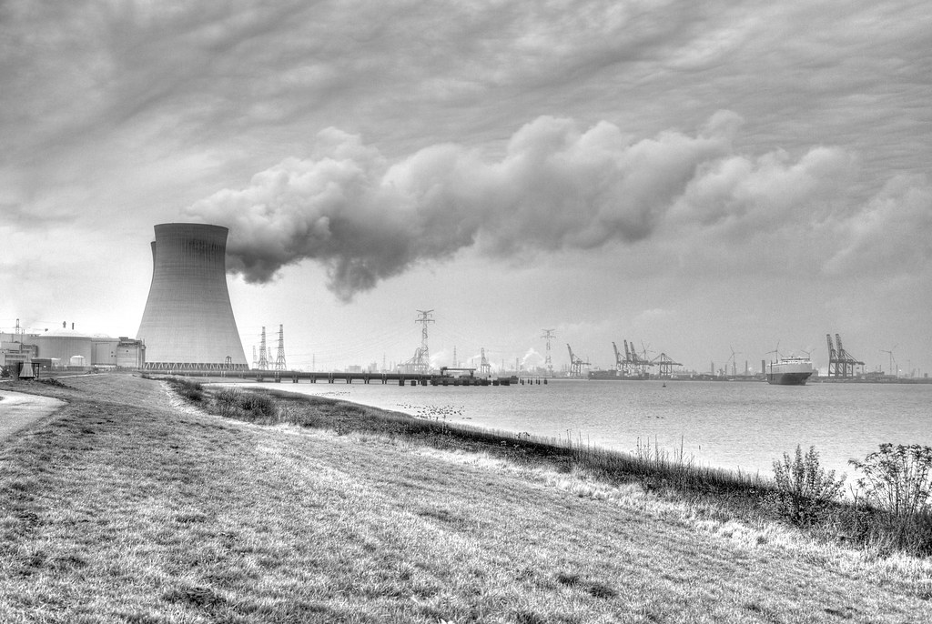 Centrale nucléaire avec ses tours de refroidissement illustrant l'énergie destinée aux centres de données d'intelligence artificielle