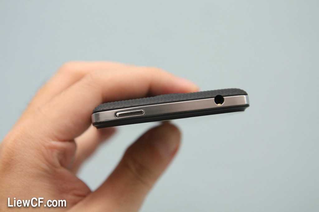 Un smartphone Android tenu en main affichant son ecran d'accueil