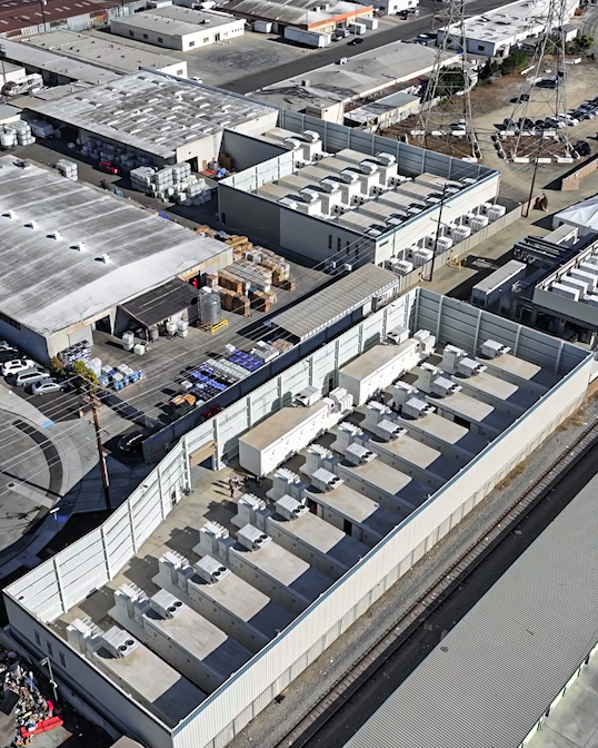 Installation de stockage d'énergie par batteries raccordée au réseau électrique