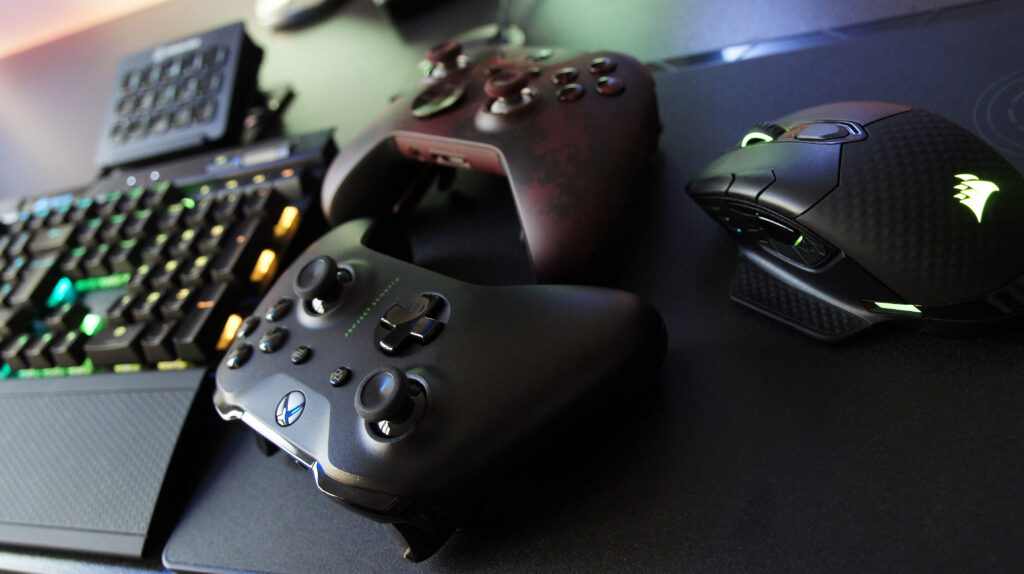 Manettes de jeu et periphriques gaming poses sur un bureau
