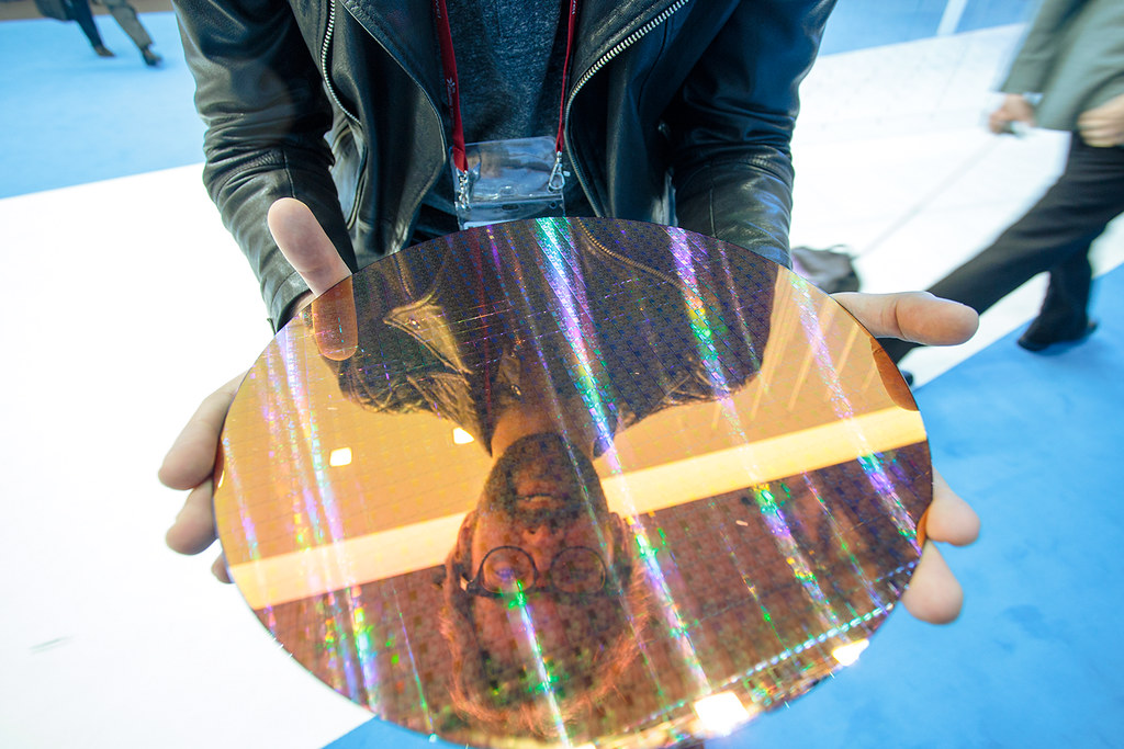 Ingenieur tenant un wafer de silicium Intel destine a la fabrication de processeurs