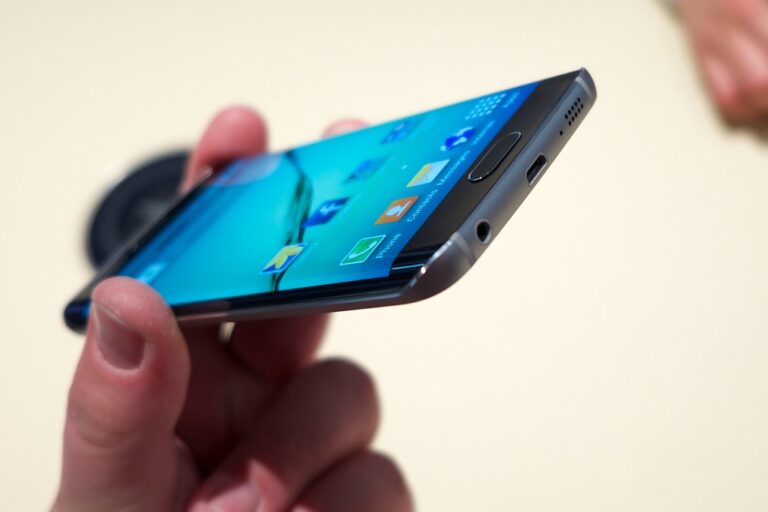 Smartphone Android haut de gamme tenu en main