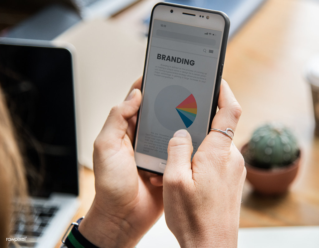Personne utilisant un ordinateur portable pour gérer des campagnes publicitaires en ligne